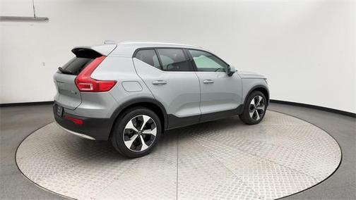 2025 Volvo XC40 B5 Plus Bright Theme