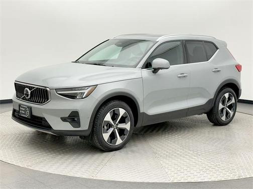 2025 Volvo XC40 B5 Plus Bright Theme