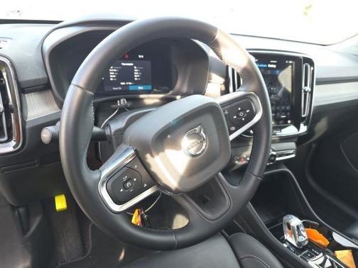 2025 Volvo XC40 B5 Plus Bright Theme