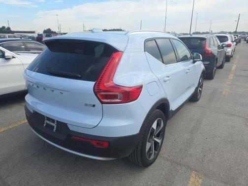 2025 Volvo XC40 B5 Plus Bright Theme