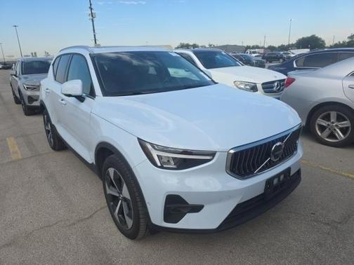 2025 Volvo XC40 B5 Plus Bright Theme