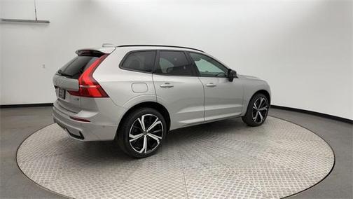 2022 Volvo XC60 B6 R-Design