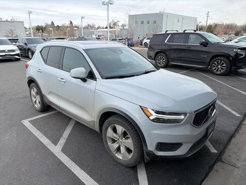 2020 Volvo XC40 T5 Momentum