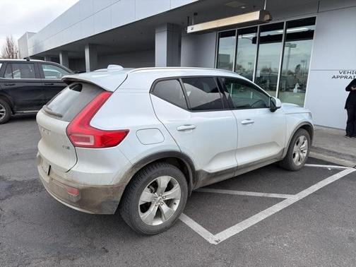 2020 Volvo XC40 T5 Momentum
