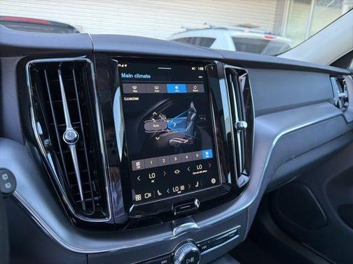 Bright 2025 Volvo XC60 B5 Core