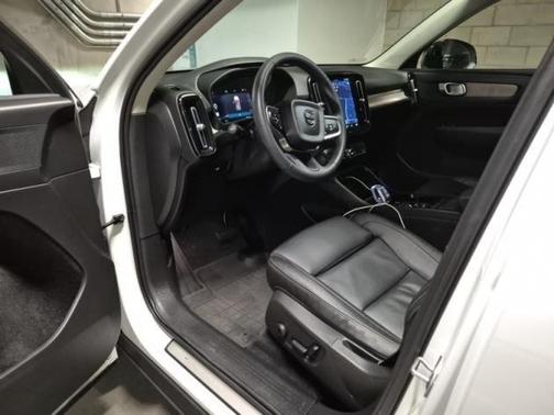 2023 Volvo XC40 B5 Plus Dark Theme