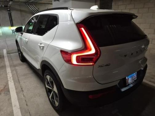 2023 Volvo XC40 B5 Plus Dark Theme