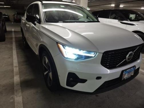 2023 Volvo XC40 B5 Plus Dark Theme