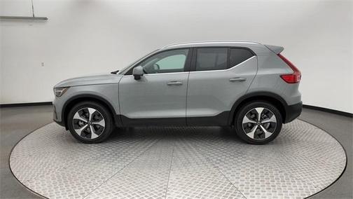 2025 Volvo XC40 B5 Core Bright Theme