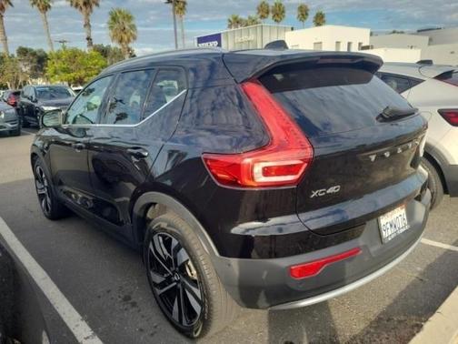 2023 Volvo XC40 B5 Ultimate Bright Theme