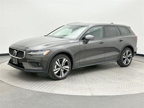 2025 Volvo V60 Cross Country B5 Plus
