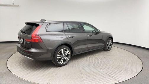 2025 Volvo V60 Cross Country B5 Plus