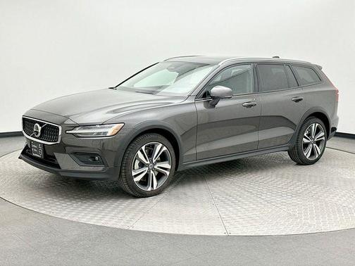 2025 Volvo V60 Cross Country B5 Plus
