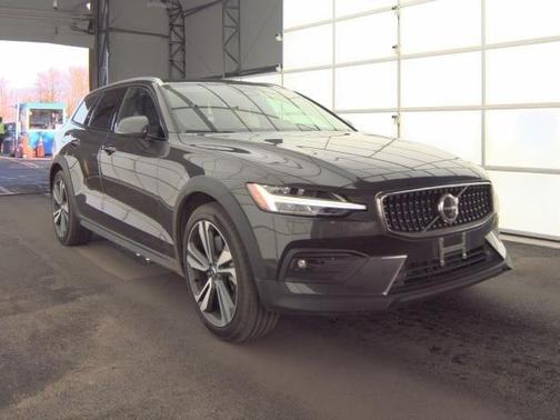 2025 Volvo V60 Cross Country B5 Plus