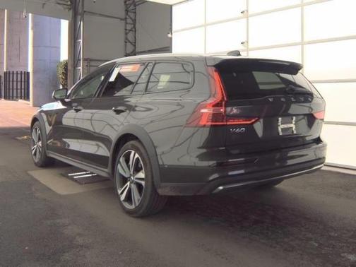 2025 Volvo V60 Cross Country B5 Plus