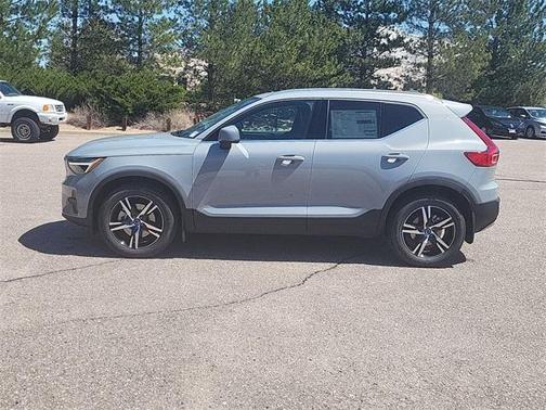 2025 Volvo XC40 B5 Core Bright Theme