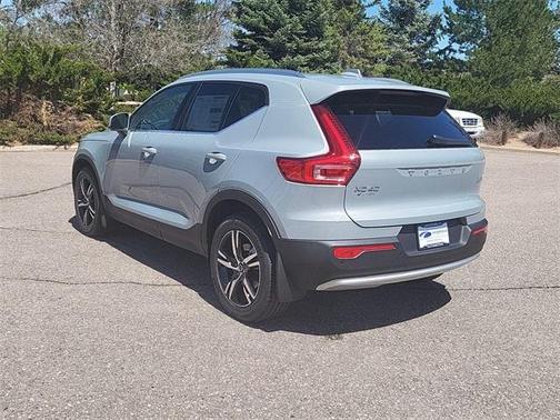 2025 Volvo XC40 B5 Core Bright Theme