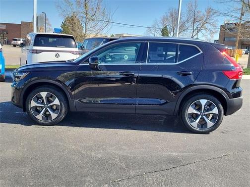 2025 Volvo XC40 B5 Core Bright Theme