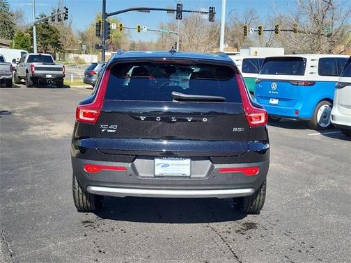 2025 Volvo XC40 B5 Core Bright Theme