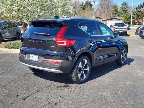 2025 Volvo XC40 B5 Core Bright Theme