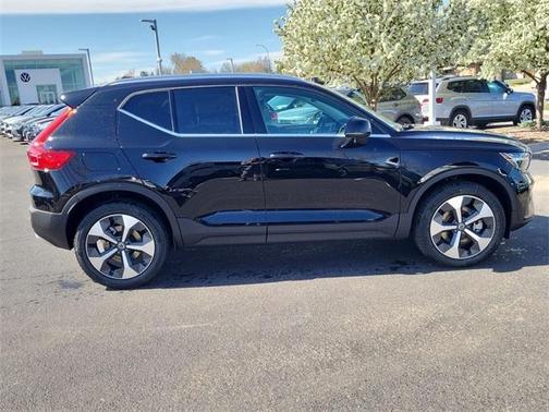 2025 Volvo XC40 B5 Core Bright Theme