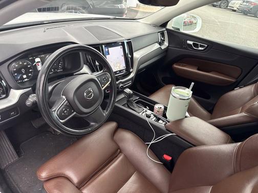Crystal White Pearl 2019 Volvo XC60 T5 Momentum