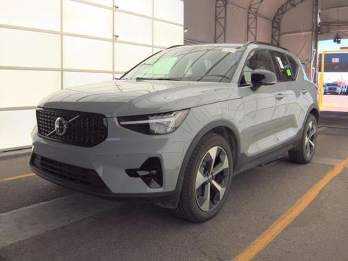 2025 Volvo XC40 B5 Plus Dark Theme