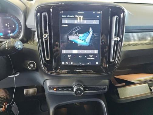 2025 Volvo XC40 B5 Plus Dark Theme