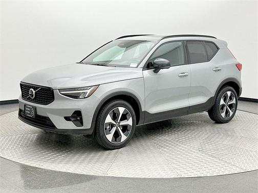 2025 Volvo XC40 B5 Plus Dark Theme
