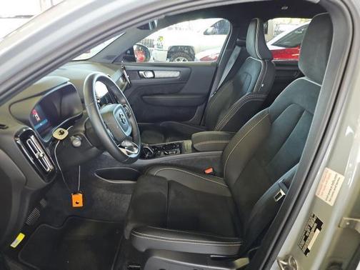 2025 Volvo XC40 B5 Plus Dark Theme