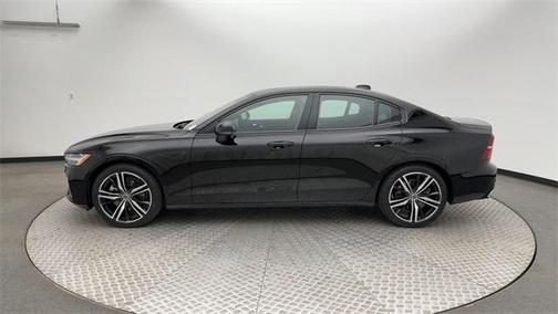 2022 Volvo S60 B5 R-Design