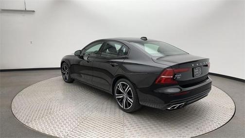 2022 Volvo S60 B5 R-Design