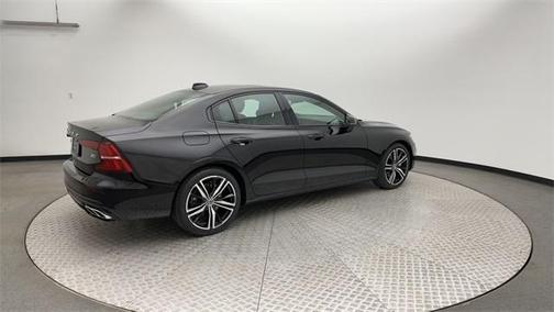 2022 Volvo S60 B5 R-Design