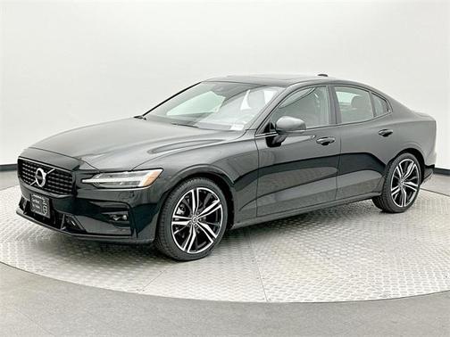 2022 Volvo S60 B5 R-Design