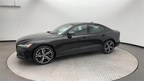 2022 Volvo S60 B5 R-Design