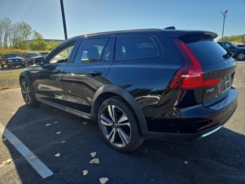 2023 Volvo V60 Cross Country B5 Plus