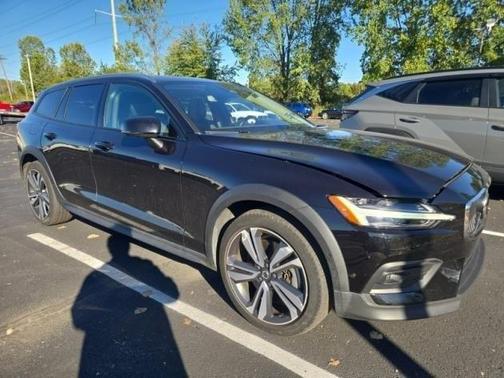 2023 Volvo V60 Cross Country B5 Plus