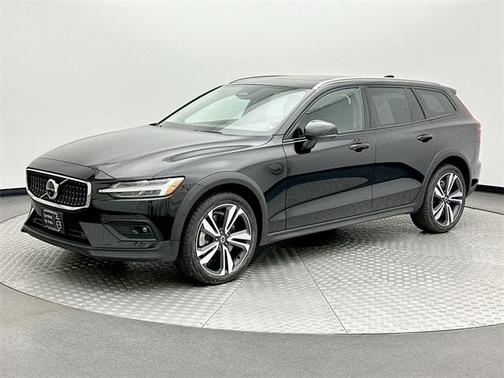 2023 Volvo V60 Cross Country B5 Plus