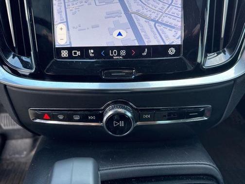 2023 Volvo S60 Recharge Plug-In Hybrid T8 Ultimate Dark Theme