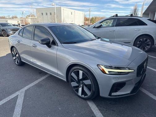 2023 Volvo S60 Recharge Plug-In Hybrid T8 Ultimate Dark Theme