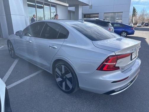 2023 Volvo S60 Recharge Plug-In Hybrid T8 Ultimate Dark Theme