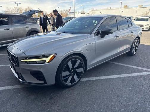2023 Volvo S60 Recharge Plug-In Hybrid T8 Ultimate Dark Theme