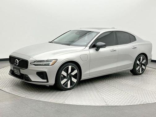 2023 Volvo S60 Recharge Plug-In Hybrid T8 Ultimate Dark Theme