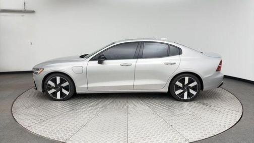 2023 Volvo S60 Recharge Plug-In Hybrid T8 Ultimate Dark Theme