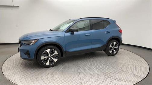 2023 Volvo XC40 B5 Plus Dark Theme