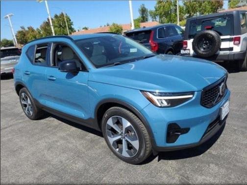 2023 Volvo XC40 B5 Plus Dark Theme