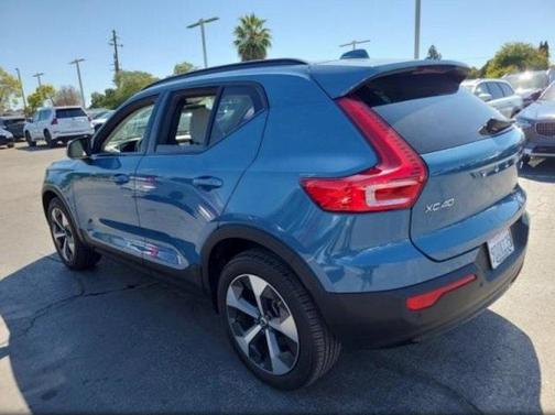 2023 Volvo XC40 B5 Plus Dark Theme