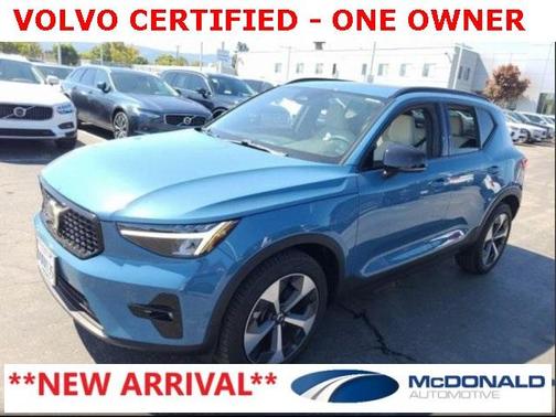 2023 Volvo XC40 B5 Plus Dark Theme