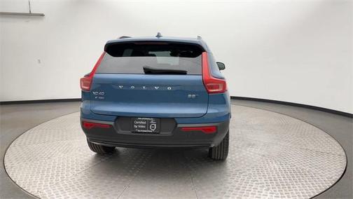 2023 Volvo XC40 B5 Plus Dark Theme