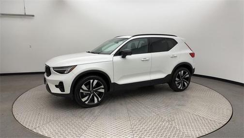 2024 Volvo XC40 B5 Plus Dark Theme